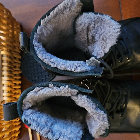 UGG men’s Hannen TL Black Leather Lined Boots - Picture 6 of 6